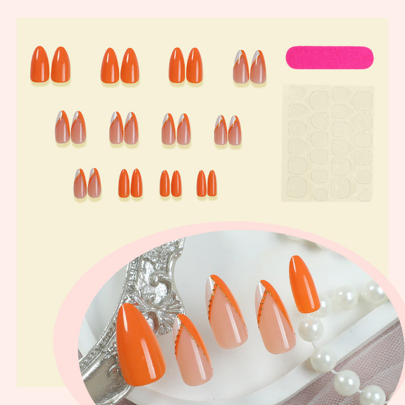 Kunstnagelset mit elegantem mattierten Finish und goldenen Akzenten Karnz