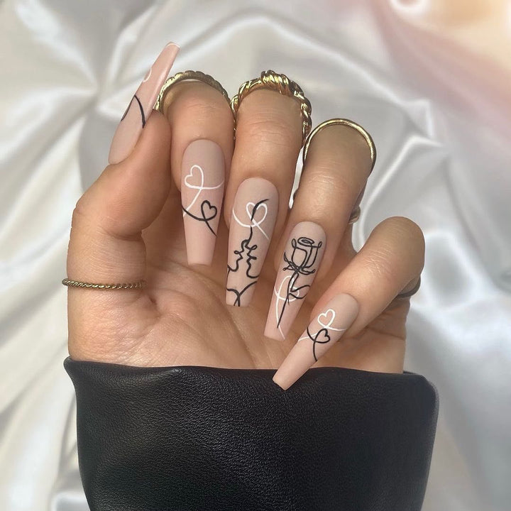 Kunstvolle Nagelverlängerungen mit kreativem Linien- und Herzdesign Karnz