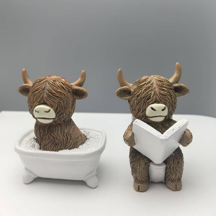 Lustige Dekofigur eines Highlandrinds in Badewanne Karnz
