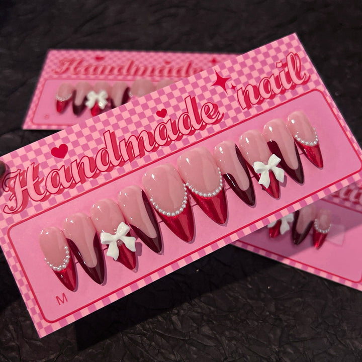 Künstliche Acryl-Nägel mit detailreichen Blütenakzenten Karnz