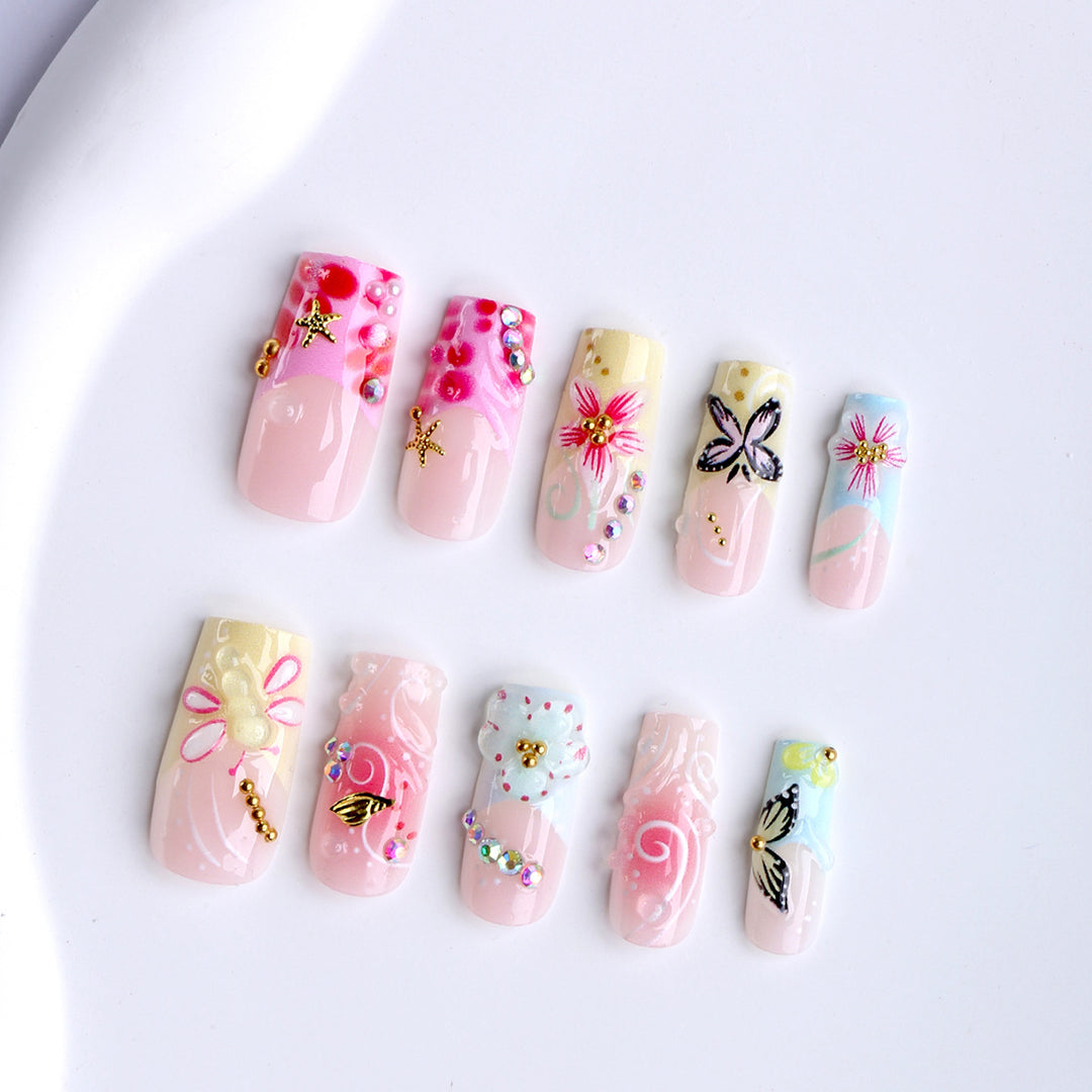 Kunstvolle Fingernägel mit Floralen Akzenten und Glitzer Karnz