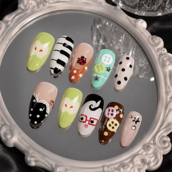 Kreatives Kunstnagelset mit verspielten Mustern und 3D-Details Karnz