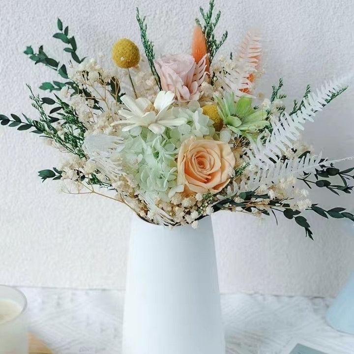 Lebensechte botanische Blumenanordnung