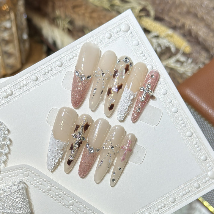 Glamouröses Press-On Nagelkunstset mit innovativen Designelementen Karnz