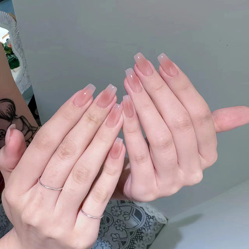 Elegante und natürliche Kunstnägel Karnz