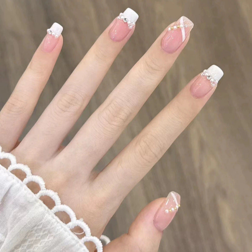 Elegantes Nageldesign mit Perlenverzierung Karnz