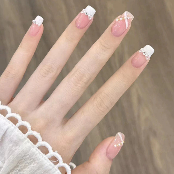 Elegantes Nageldesign mit Perlenverzierung Karnz