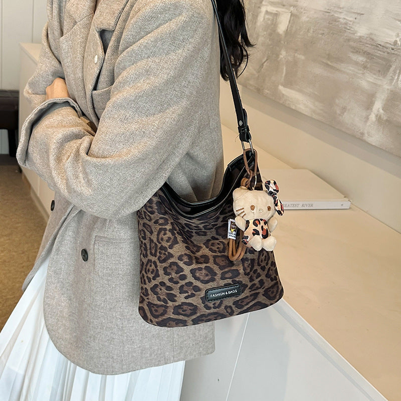 Stylische reversible Schultertasche