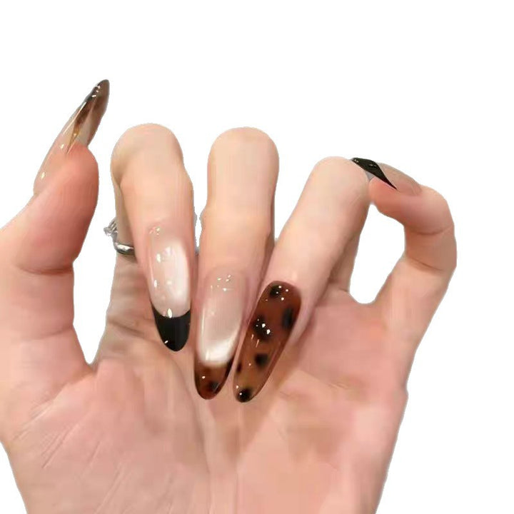 Künstlerisches Press-On-Nagelset mit eleganten Blumen- und Edelsteinakzenten Karnz