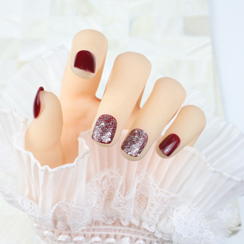 Glänzendes Press-On Nagelset mit Glitzerakzenten Karnz