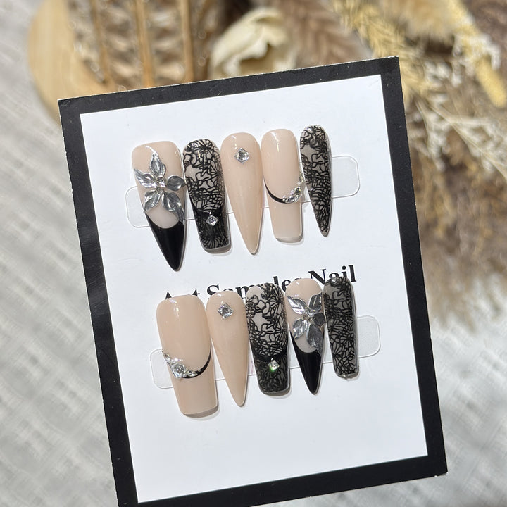 Künstlerisches Stiletto Press-On Nagelset mit floralen und geometrischen Akzenten Karnz