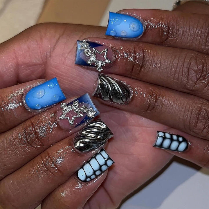 Kreative Nagelverlängerungen mit einzigartigem 3D-Design Karnz