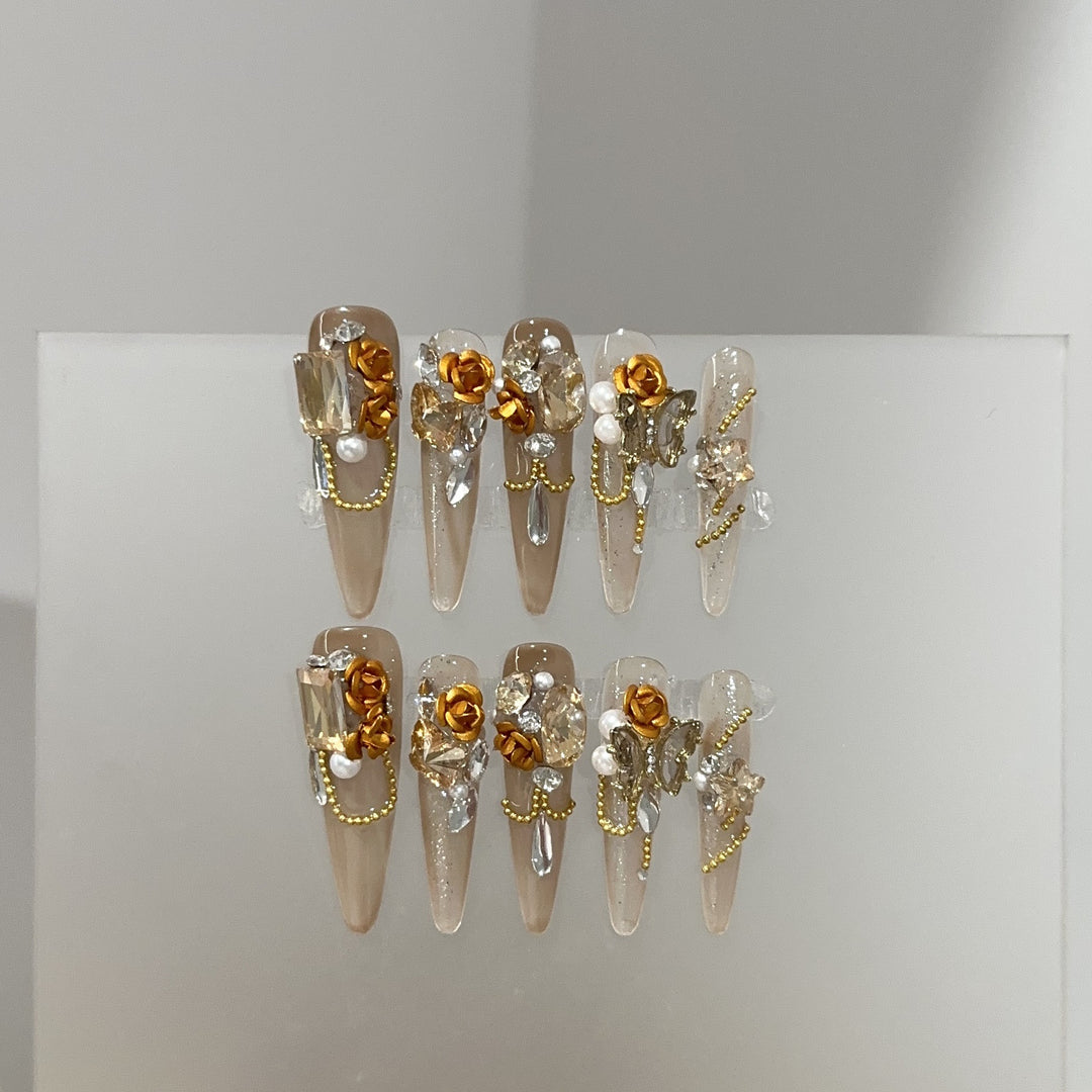 Dekoratives Stiletto Press-On Nagelkunstset mit floralen und Schmucksteinakzenten