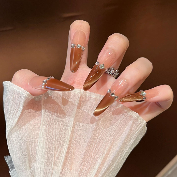 Künstlerische Stiletto Press-On Nagelkunst mit schimmernden Akzenten Karnz