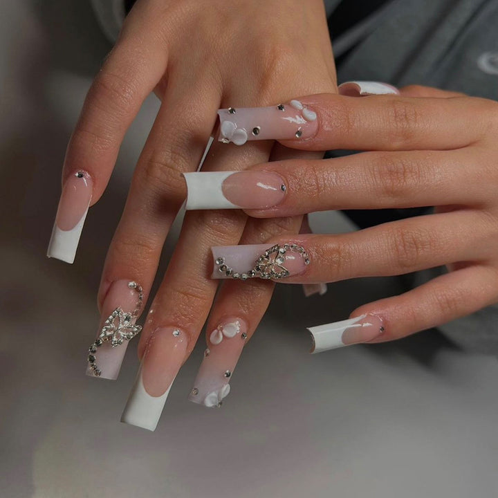 Dekorative Lange Press-On Nägel mit Strass- und Blumenakzenten Karnz