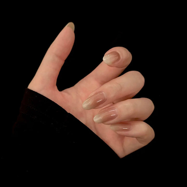 Elegantes Press-On-Nageldesign mit Strassakzenten Karnz