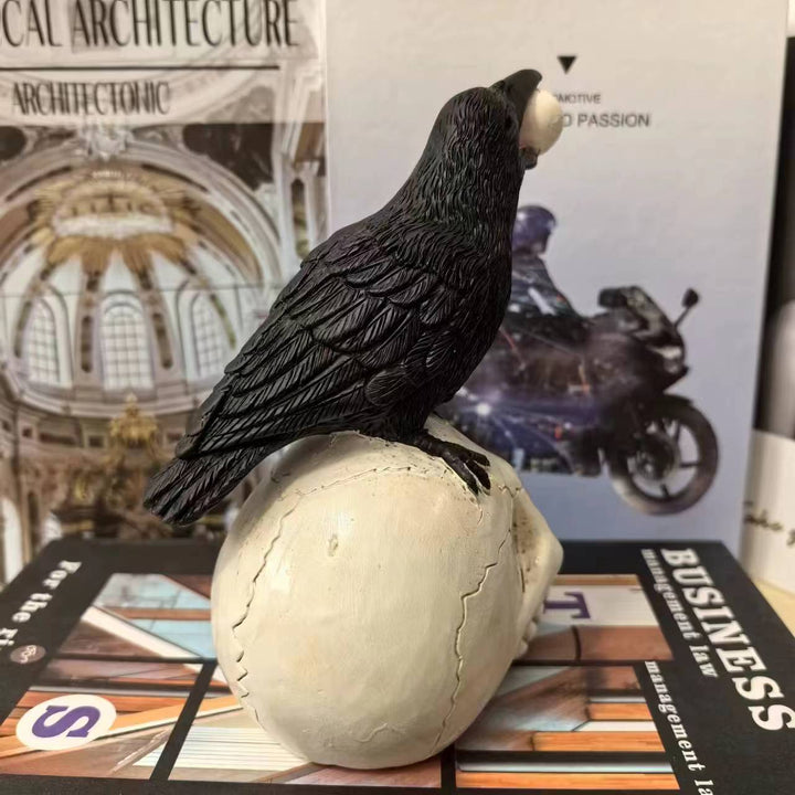 Dekofigur mit Rabe auf Totenkopf Karnz