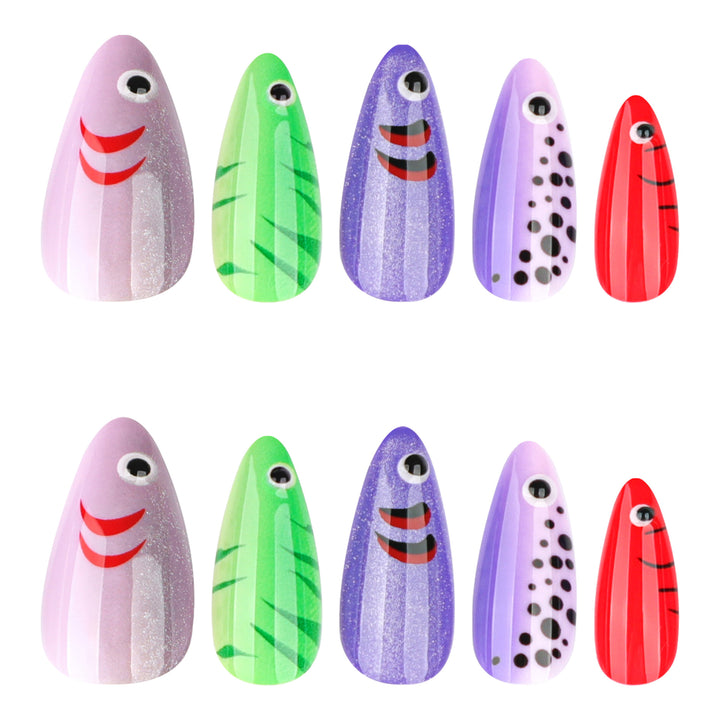 Kunstvolle Nagelverlängerungen mit verspieltem Fischdesign Karnz