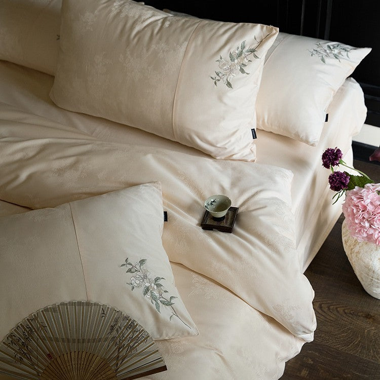 Luxuriöses Satin-Bettwäsche-Set mit zarter Blumenstickerei