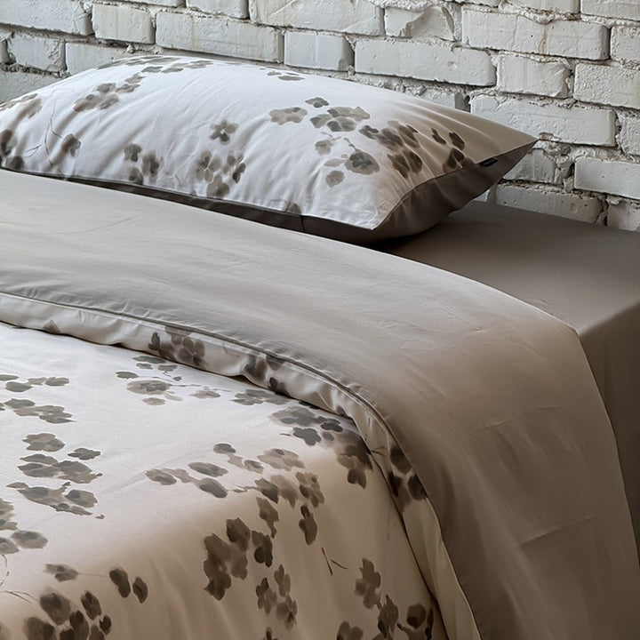 Baumwollsatin-Bettwäsche-Garnitur mit aquarelliertem Blumenprint und kontrastierter Einfassung
