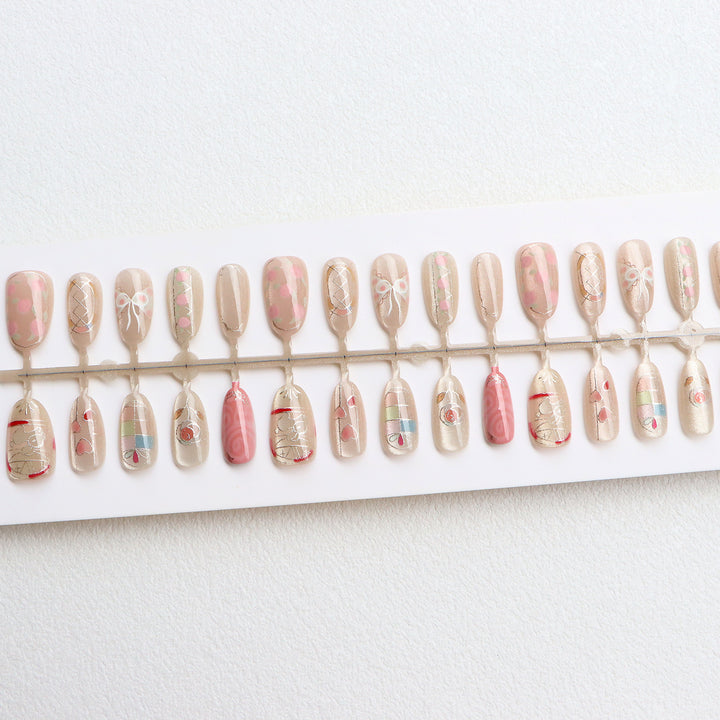 Dekoratives Press-On Nagelkunstset mit künstlerischen Designs Karnz