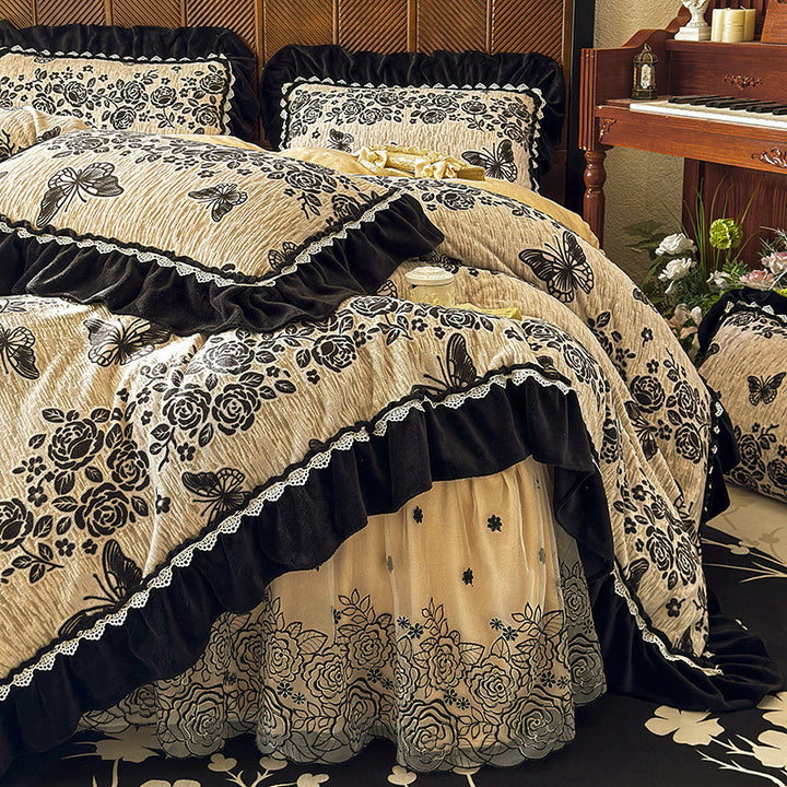 Opulentes gestepptes Bettwäsche-Set mit Samtvolant, bestickter Rüsche und Bettrüsche