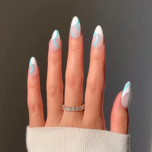 Kunstvolle Nagelverlängerungen im eleganten Design mit farbenfrohen Akzenten Karnz