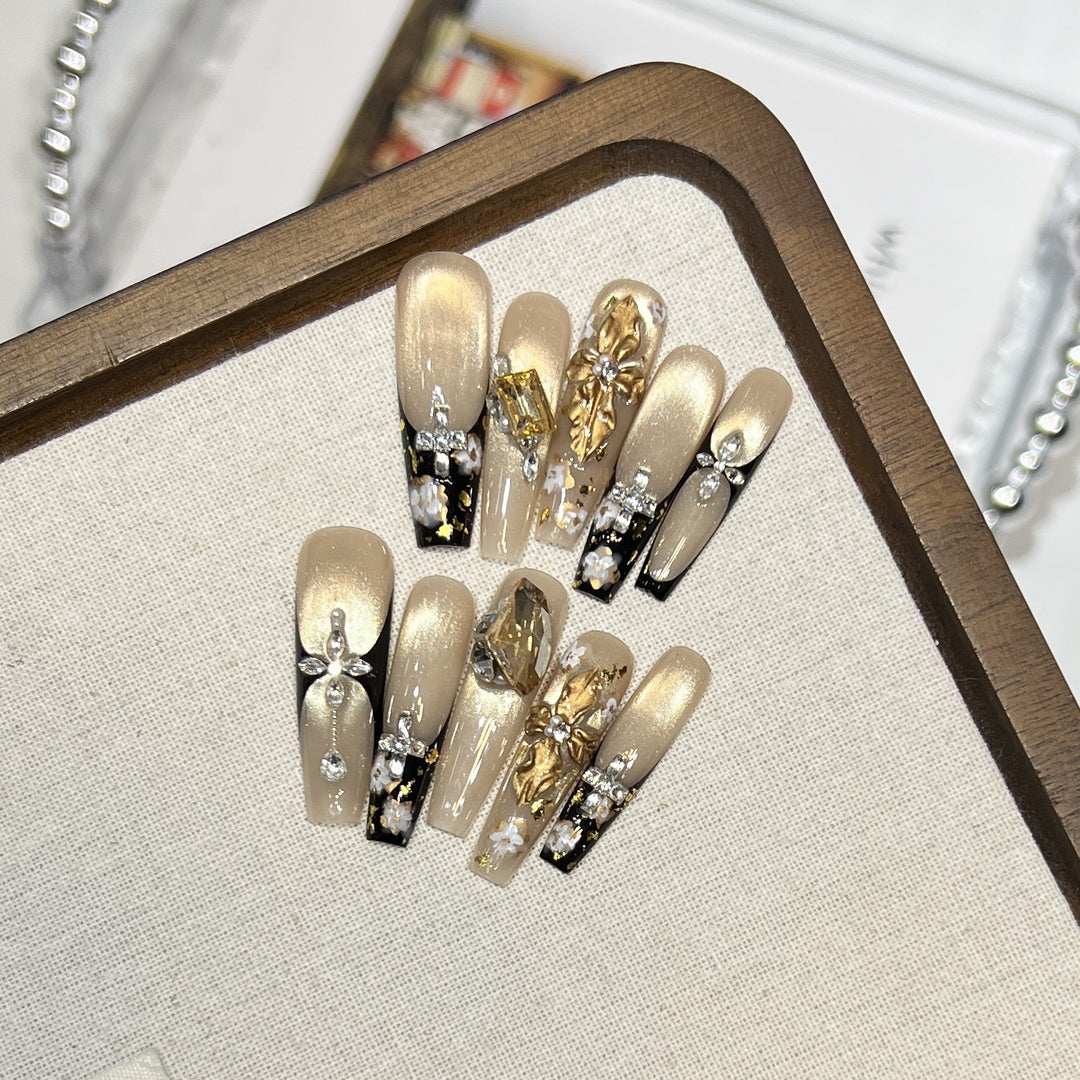 Elegantes dekoratives Press-On-Nagelkunst-Set mit Strass und floralen Akzenten Karnz