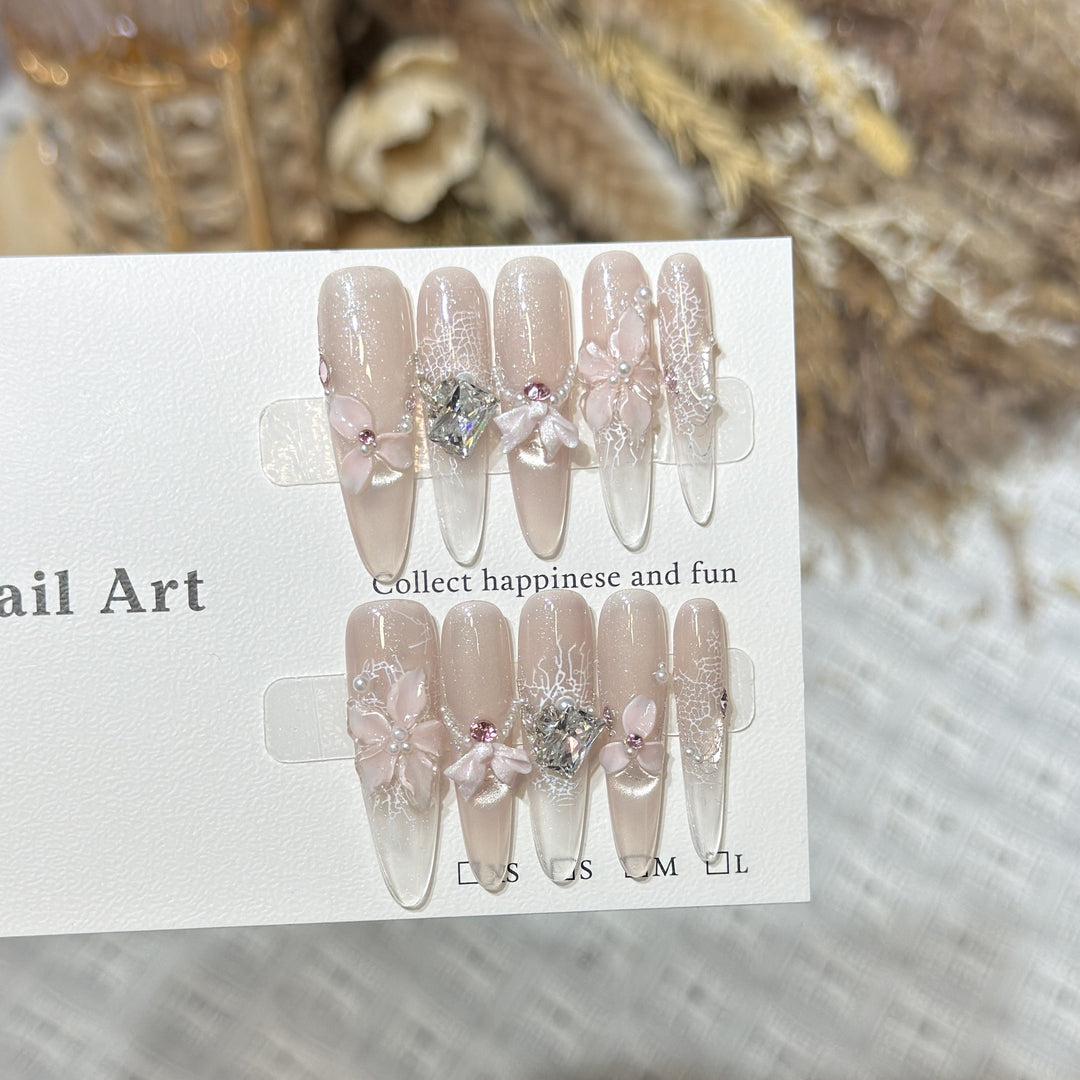 Dekoratives Press-On Nagelset mit floralen und Edelsteinakzenten Karnz