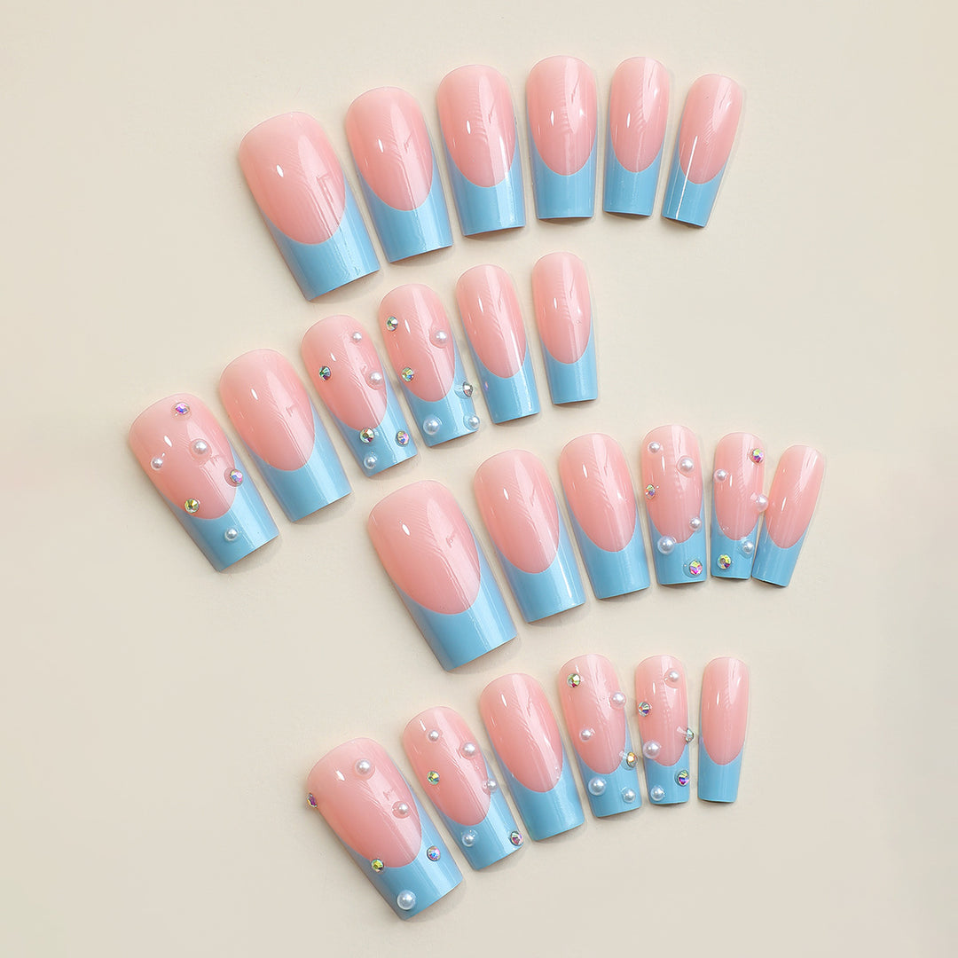 Premium Dekorative Press-On-Nagelset mit eleganten blauen Spitzen und Juwelenakzenten Karnz