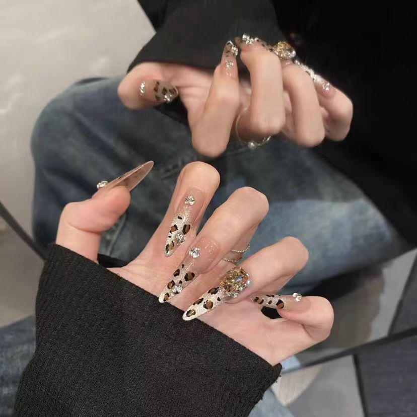 Kunstnägel mit Elegantem Leo-Motiv und Glitzerdetails Karnz