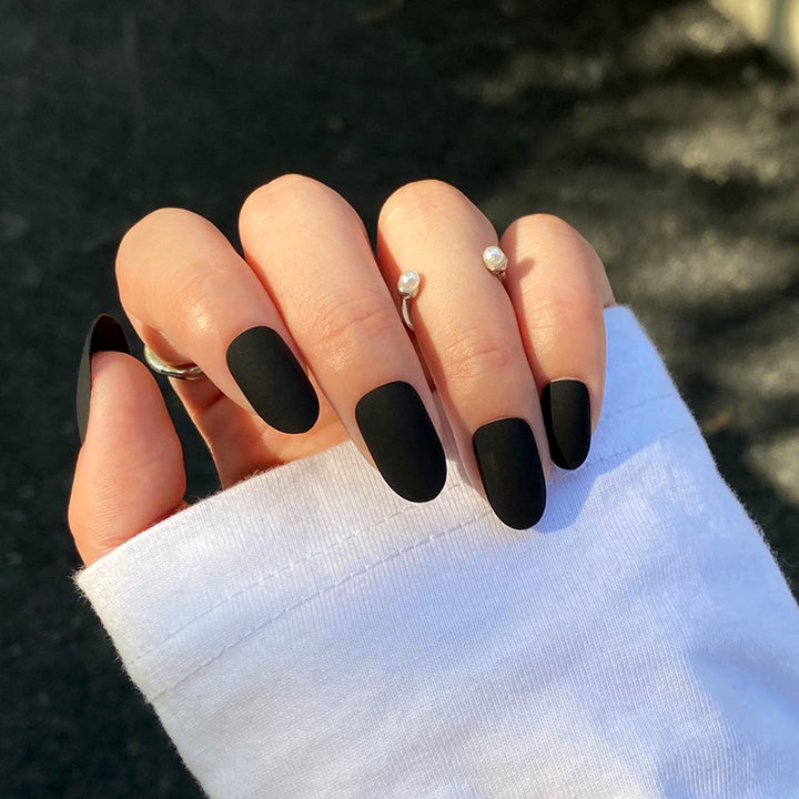 Künstliche Nagelverlängerungen im modernen Design Karnz