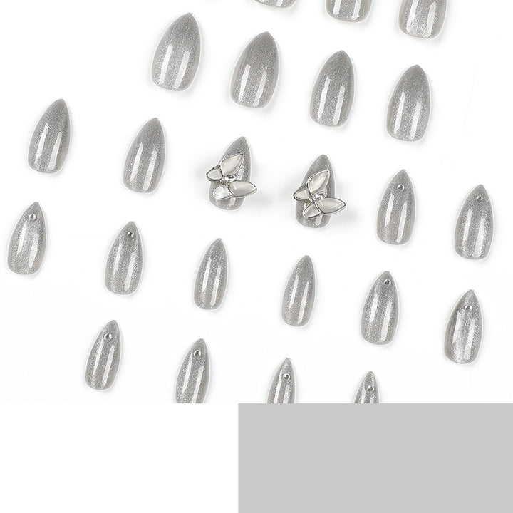 Glamouröse Stiletto-Nägel mit strahlendem Glitzer und elegantem 3D-Design Karnz