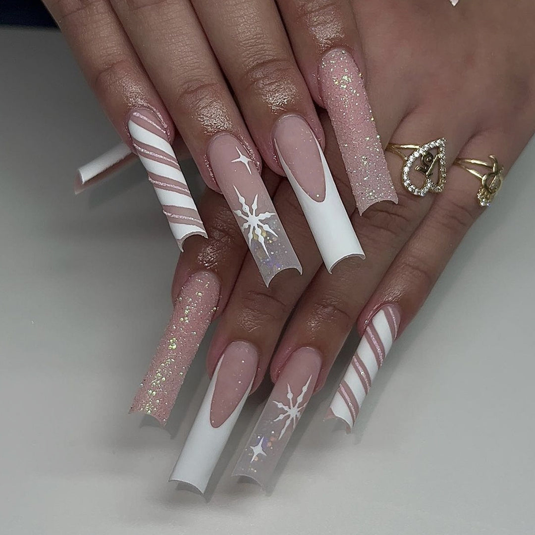 Kreatives Kunstnagelset mit festlichem Zuckerstangen-Design und glitzernden Akzenten Karnz