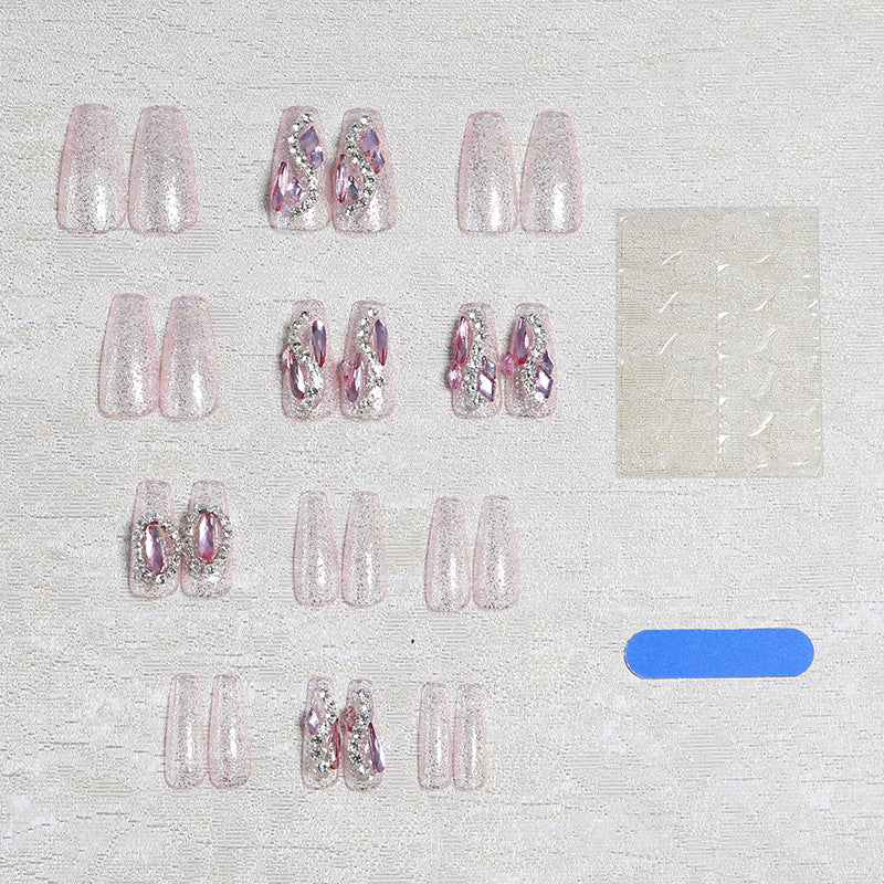 Glamouröse Kunstnägel mit funkelnden Strassverzierungen Karnz