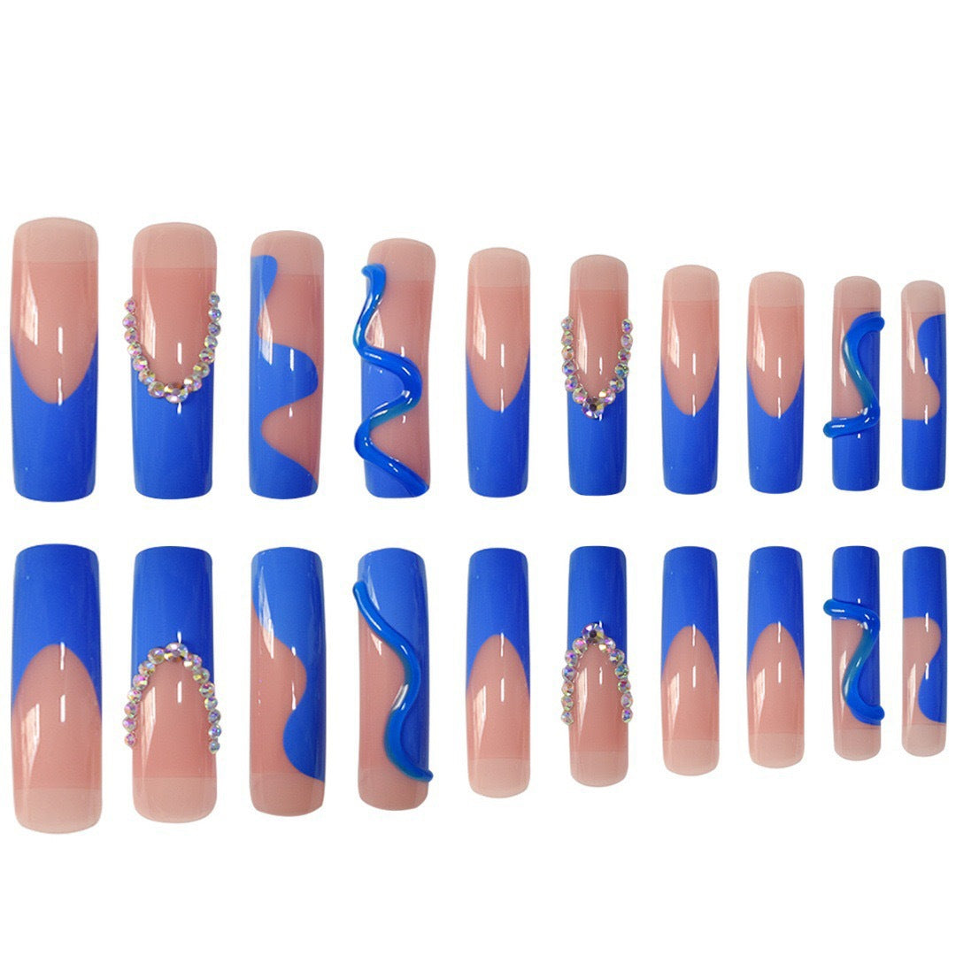 Kreative Stiletto-Nagelverstärkungen mit Aqua-Gem-Akzenten Karnz