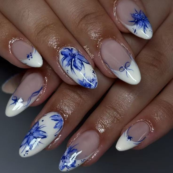 Kunstfingernägel mit Blumenmuster und Eleganten Akzenten Karnz