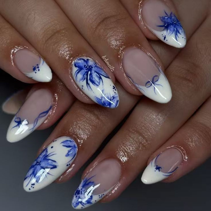 Kunstfingernägel mit Blumenmuster und Eleganten Akzenten Karnz