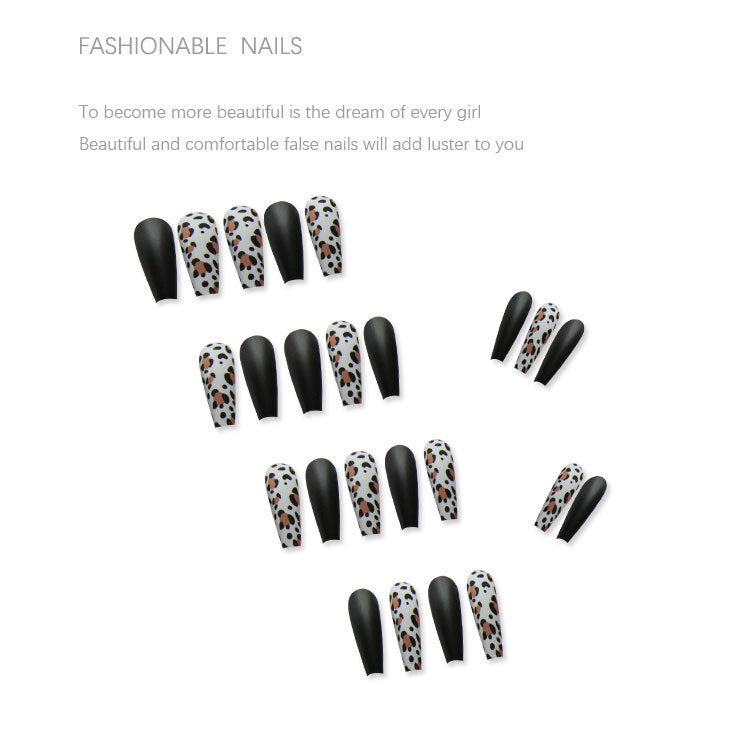 Kunstnagelset mit trendigem Leopardenmuster und elegantem mattem Finish Karnz