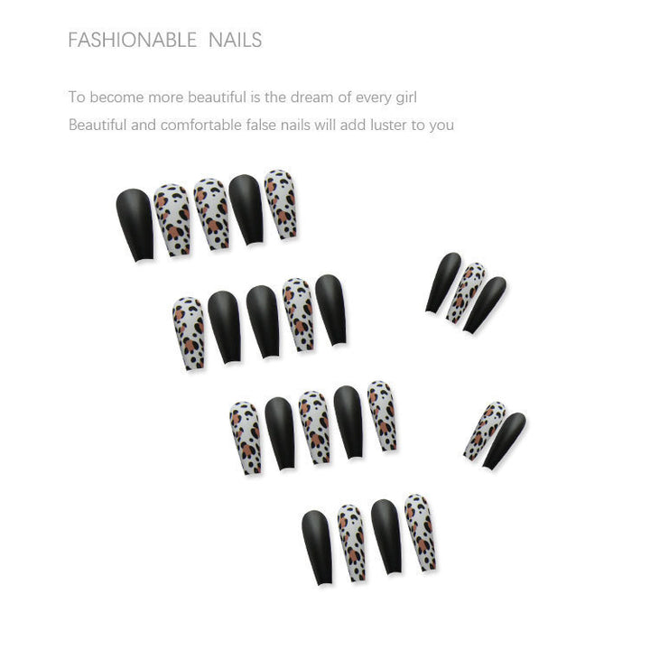 Kunstnagelset mit trendigem Leopardenmuster und elegantem mattem Finish Karnz