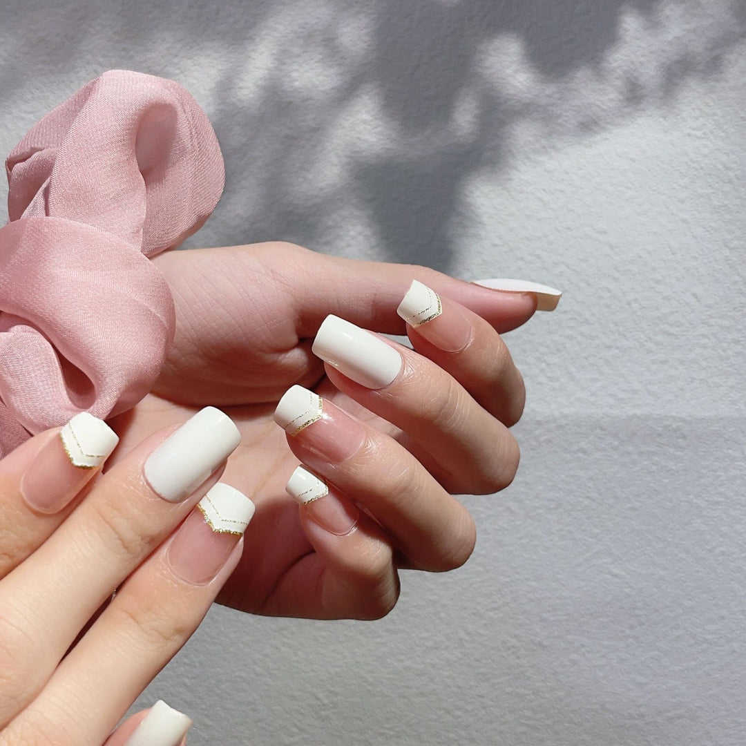 Elegantes Press-On-Nagelspitzen-Set mit geometrischen Akzenten