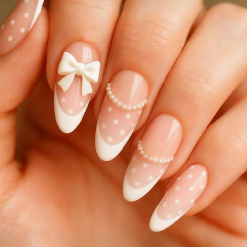 Kunstnagelset mit eleganten Spitzen und verspielten Akzenten Karnz