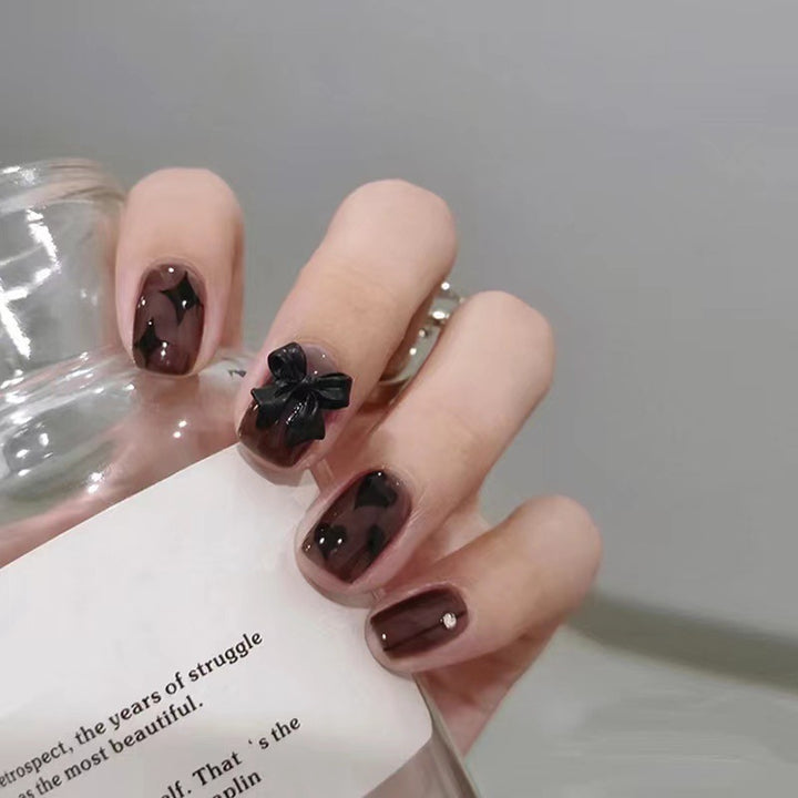 Kunstnägel mit eleganten Schleifen- und Herzmotiven Karnz