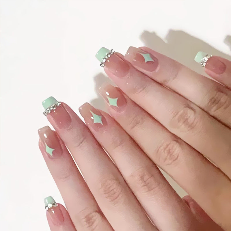 Kunstnagelset mit eleganten geometrischen Verzierungen Karnz