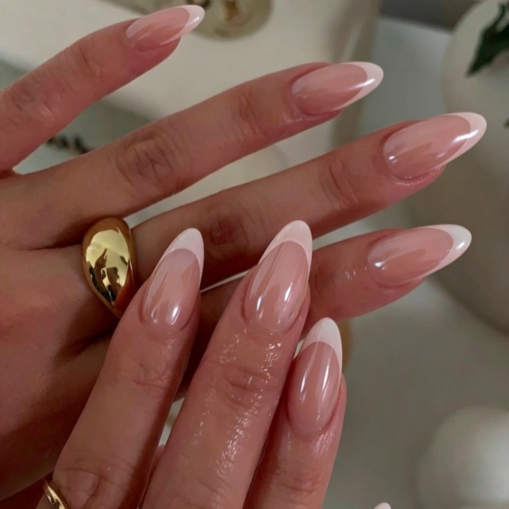 Hochwertige Kunstnägel mit Elegantem French-Tip Design Karnz