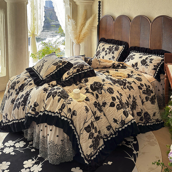 Opulentes gestepptes Bettwäsche-Set mit Samtvolant, bestickter Rüsche und Bettrüsche