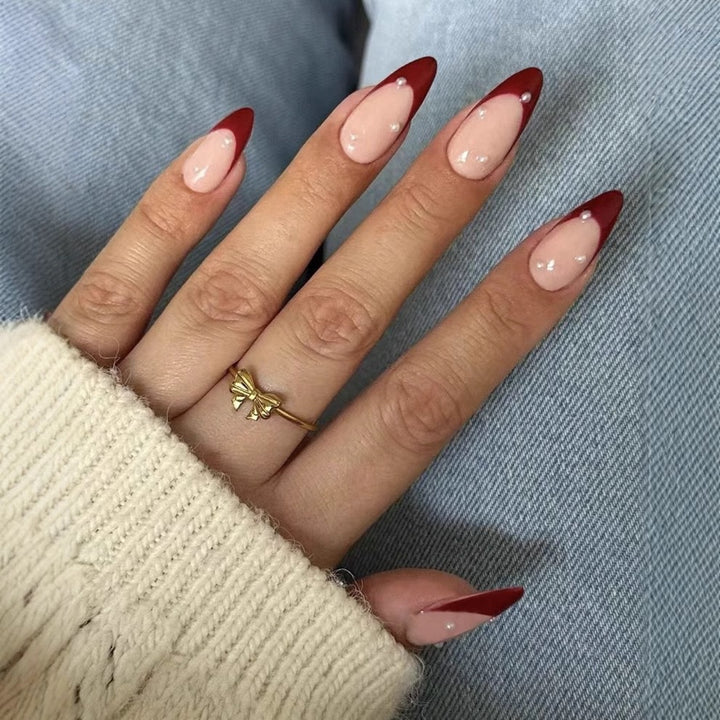 Kunstnagelset mit elegantem Spitzen-Design und schimmernden Akzenten Karnz