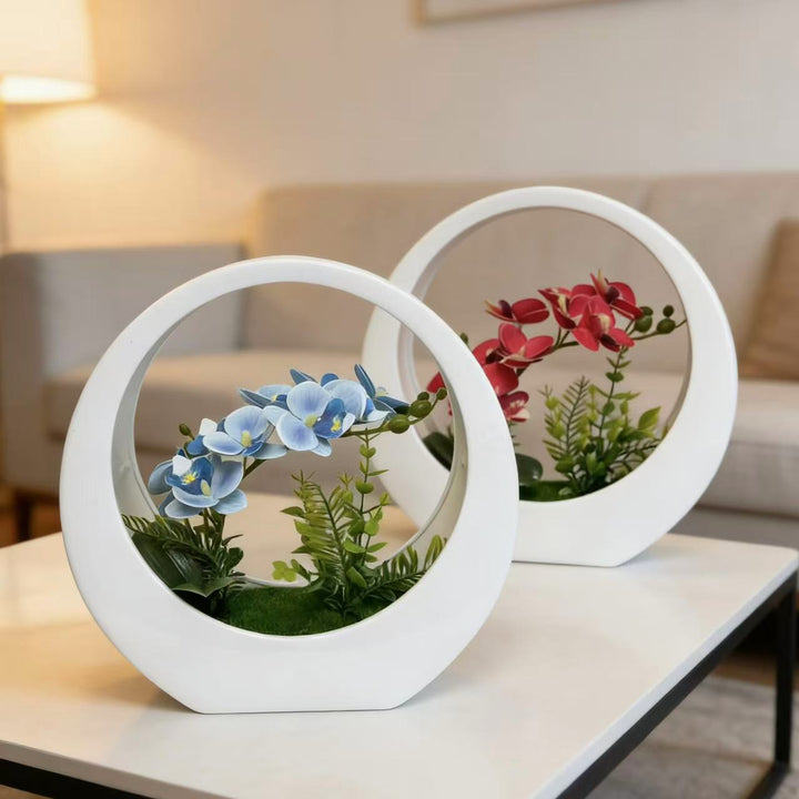 Dekorative Orchideenpflanze in modernem runden Vase