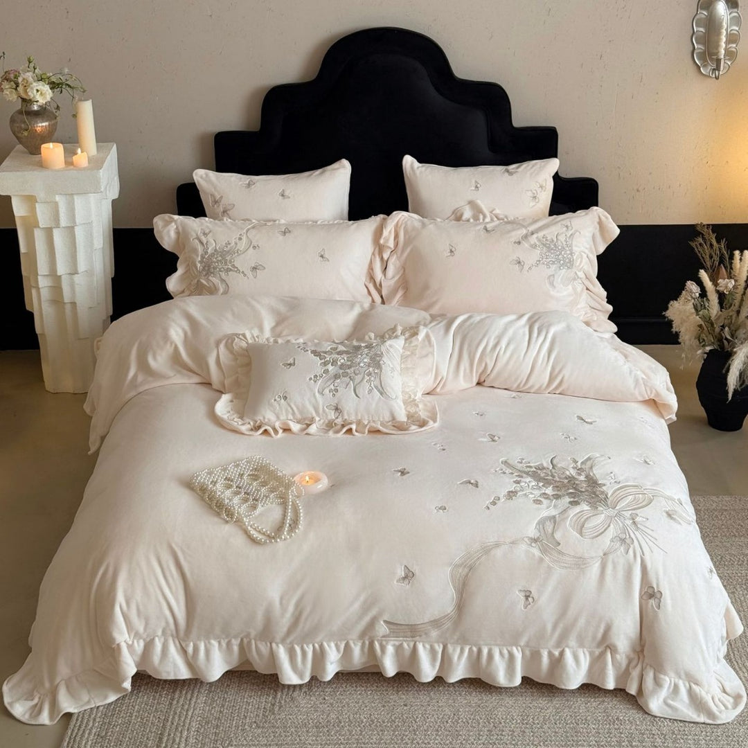 Luxuriöses Bettwäscheset mit Rüschen und Blumenstickerei
