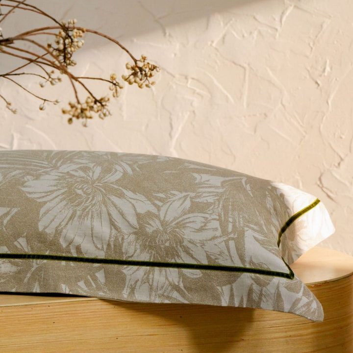 Botanisch bedrucktes Baumwollsatin Bettbezugset mit Kontrastpaspel